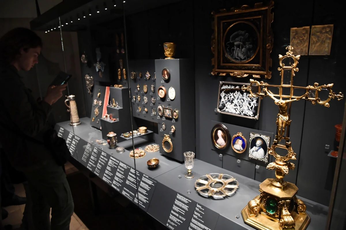 W Zamku Królewskim na Wawelu po półrocznej przerwie otwarty został Skarbiec Koronny z nową aranżacją jego najpiękniejszego pomieszczenia – Sali Kazimierzowskiej. Dzięki nowym gablotom na ekspozycję po 25 latach wróciły m.in. relikty dwóch XI-wiecznych pastorałów i cenne hafty związane z Anną Jagiellonką.
