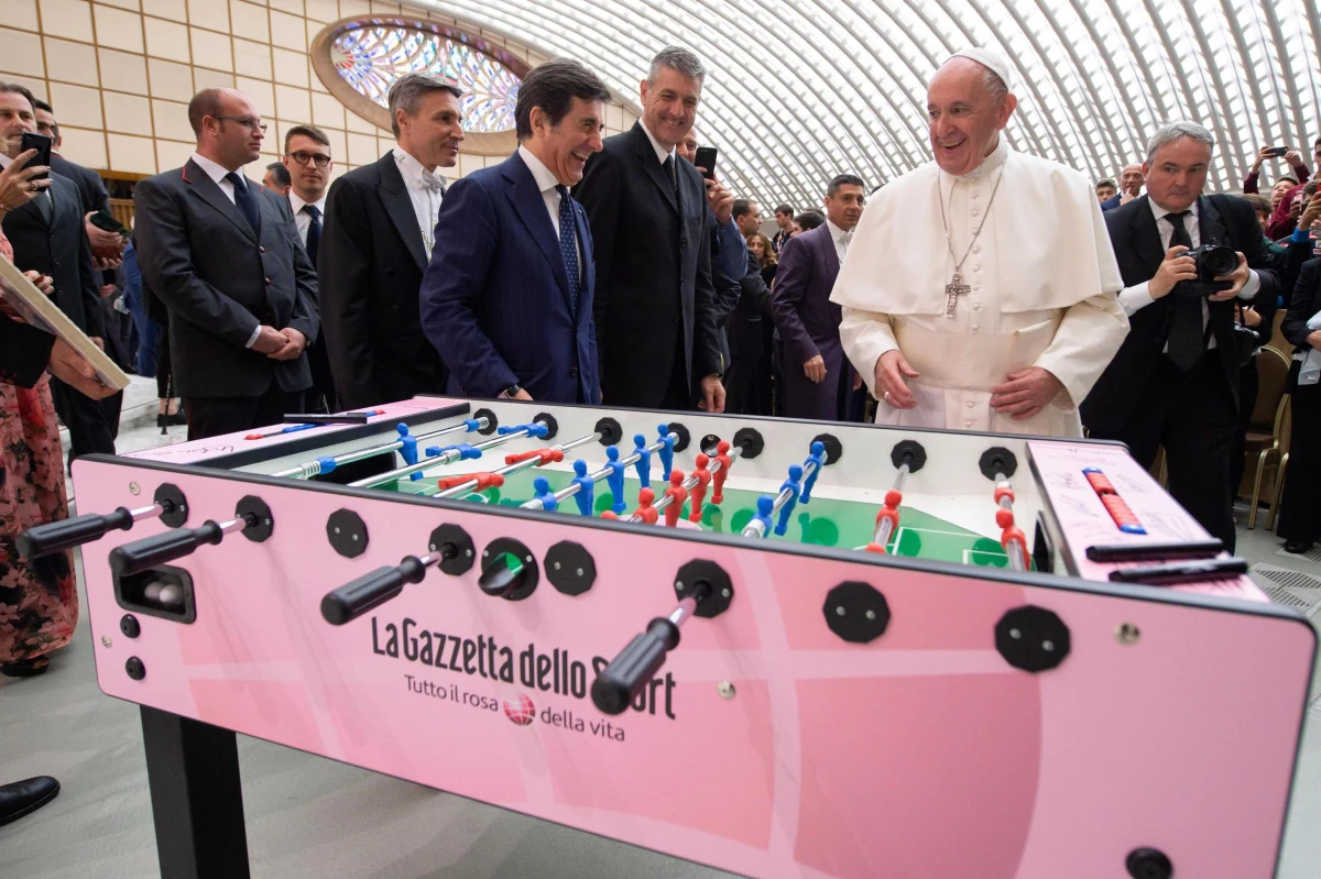 Papież Franciszek wyznał dzieciom i młodzieży, że uważa piłkę nożną za najpiękniejszy sport na świecie. Mówił, że piękna piłki nie mogą zniszczyć interesy finansowe.
