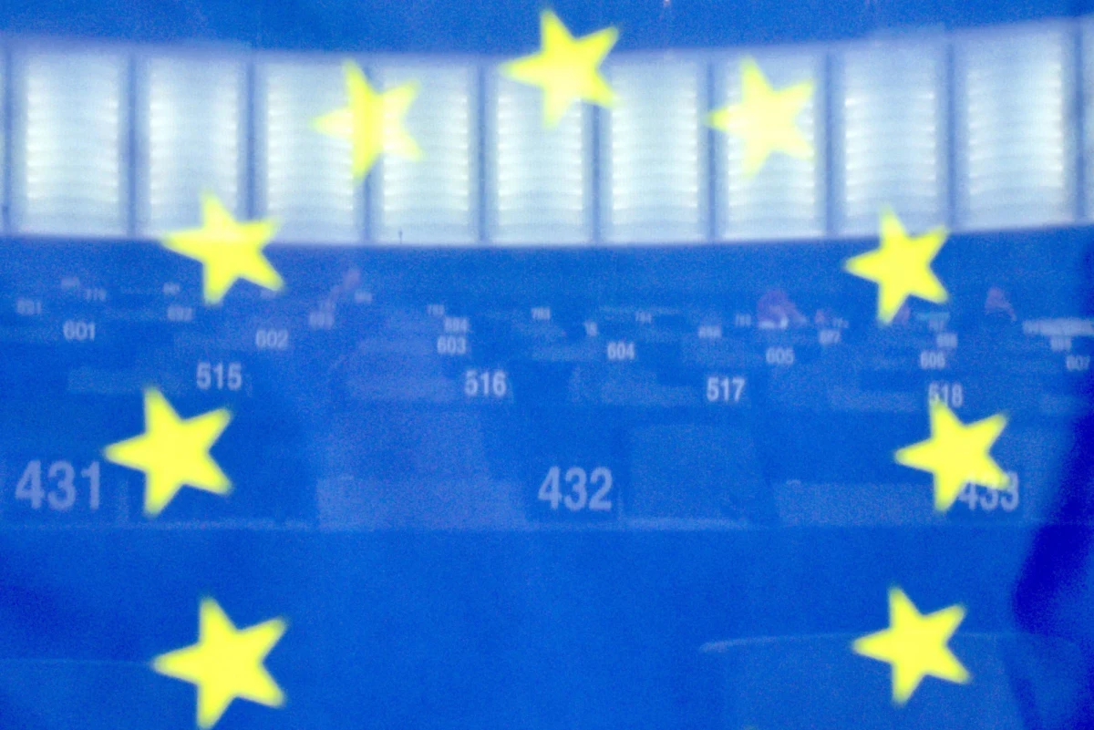 Prawo i Sprawiedliwość prowadzi w ostatnim sondażu przed ciszą wyborczą. Partia ta może liczyć na 38,1 proc. głosów, a Koalicja Europejska na 34,5 proc. - wynika z badania IBRiS dla Dziennika Gazety Prawnej, Dziennik.pl, RMF FM i RMF24.pl.