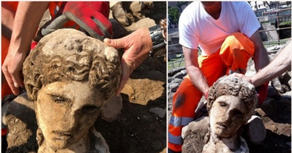 Głowę z białego marmuru, fragment pokaźnej antycznej rzeźby, odnaleziono podczas wykopalisk u stóp rzymskiego Kapitolu. 