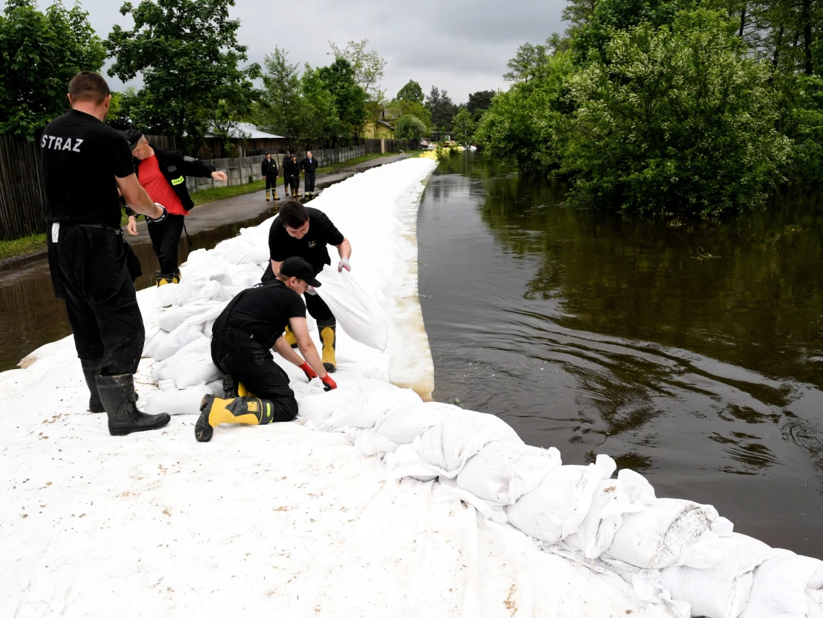 Ponad 1900 razy od wczoraj musieli interweniować strażacy w związku z intensywnymi opadami deszczu, które przeszły nad Polską. To najnowsze dane Państwowej Straży Pożarnej.