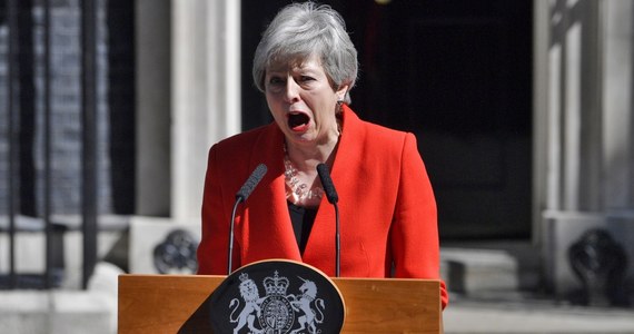 Premier Wielkiej Brytanii Theresa May ogłosiła, że 7 czerwca zrezygnuje z pełnienia funkcji szefa Partii Konserwatywnej, a w konsekwencji bycia premierem Wielkiej Brytanii. Podczas ogłoszenia decyzji May towarzyszyły wielkie emocje, o czym świadczyły łzy, jakie uroniła w czasie wystąpienia. Nowy szef torysów przejmie po niej także urząd premiera.
