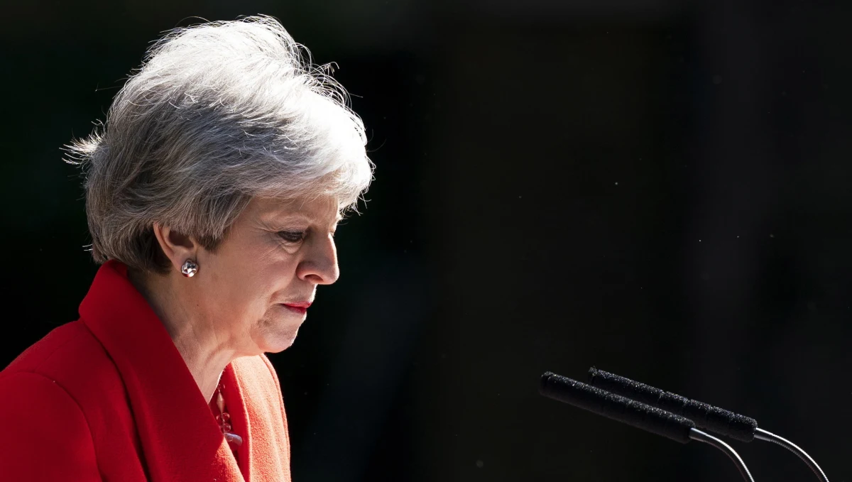 "Pozostawia po sobie wielką porażkę. (…) Przez prawie trzy lata, podczas których pełniła swoją funkcję, Zjednoczone Królestwo dreptało w miejscu" - tak renomowana "Frakfurter Allgemeine Zeitung" podsumowuje rządy brytyjskiej premier Theresy May, która w piątek zapowiedziała swą dymisję. "Tagesspiegel" pisze o fatalnych błędach w obliczeniach, a "Süddeutsche Zeitung" zwraca uwagę, że jedną z przyczyn porażki May było zbyt późne wyciągnięcie ręki do opozycyjnej Partii Pracy, by znaleźć "ponadpartyjny kompromis ws. brexitu".