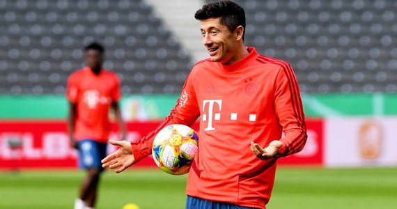 „Jestem w Monachium szczęśliwy, znam też plany dotyczące zespołu. Spokojnie czekam na to, co się wydarzy” – mówi w wywiadzie z Onetem Robert Lewandowski. Polak ma za sobą zdobycie siódmego w karierze mistrzostwa Niemiec, które przypieczętował tytułem króla strzelców.