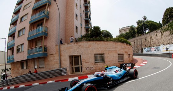 Bez sensacji w Williamsie, ogromne zaskoczenie w Ferrari.  Niespodziewanie odpadł reprezentant gospodarzy Charles Leclerc - odpadł już w pierwszej sesji kwalifikacyjnej przed niedzielnym wyścigiem Formuły 1 o Grand Prix Monako na torze w Monte Carlo. Robert Kubica (Williams) był najwolniejszy w pierwszej fazie kwalifikacji (Q1). Najszybszy był Niemiec Sebastian Vettel (Ferrari).