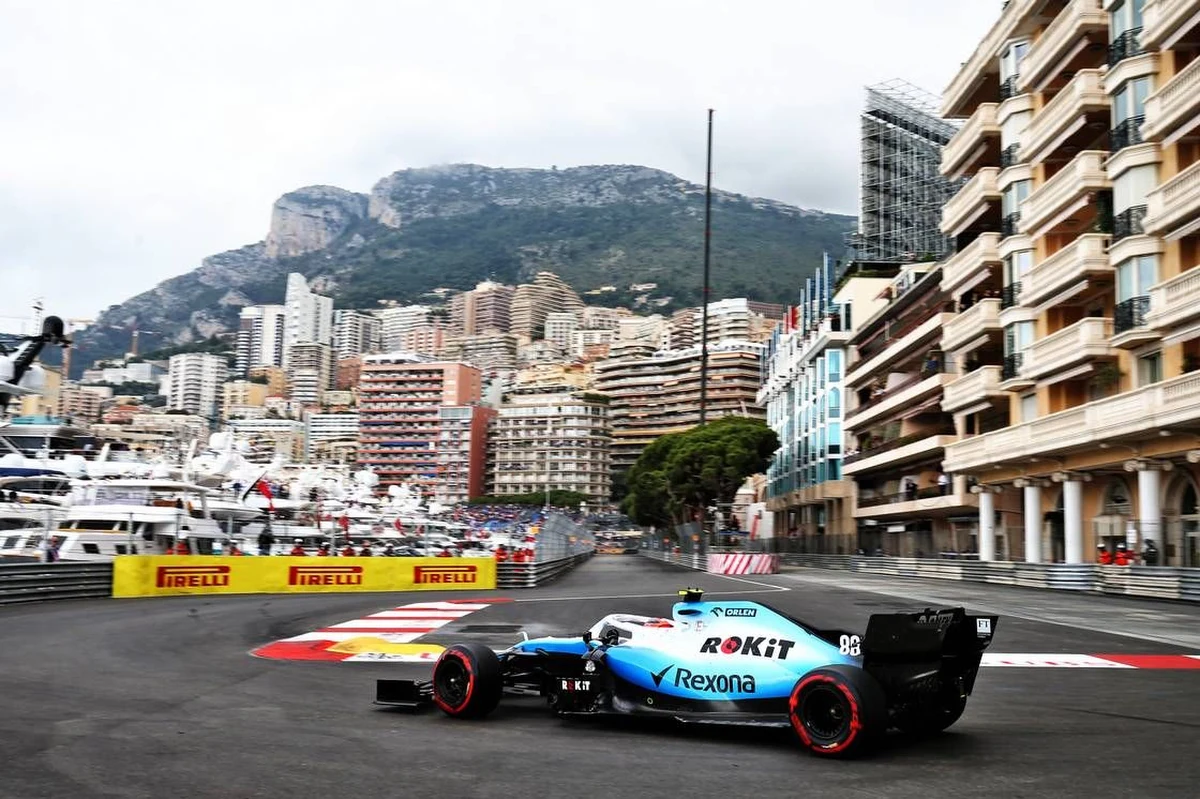 Lewis Hamilton rzutem na taśmę wywalczył pole position do niedzielnego wyścigu Formuły 1 o Grand Prix Monako na torze w Monte Carlo. Robert Kubica z zespołu Williams zajął ostatnie, 20. miejsce. Hamilton śrubuje rekord wywalczonych pierwszych miejsc startowych. Dokonał tego już po raz 85. Drugiego, kolegę z ekipy Mercedesa Fina Valtteriego Bottasa wyprzedził o zaledwie 0,086 s. Brytyjczyk zrobił to dosłownie podczas ostatnich sekund kwalifikacji, wykręcając najlepszy czas z całej stawki.