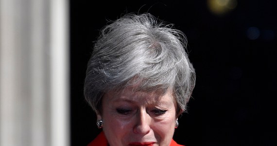 Sobotnie wydania brytyjskich gazet podziękowały premier Theresie May za jej służbę publiczną, wskazując jednak, że będzie przede wszystkim zapamiętana jako szef rządu, który nie potrafił zrealizować brexitu, do czego doprowadziły jej własne błędy polityczne.