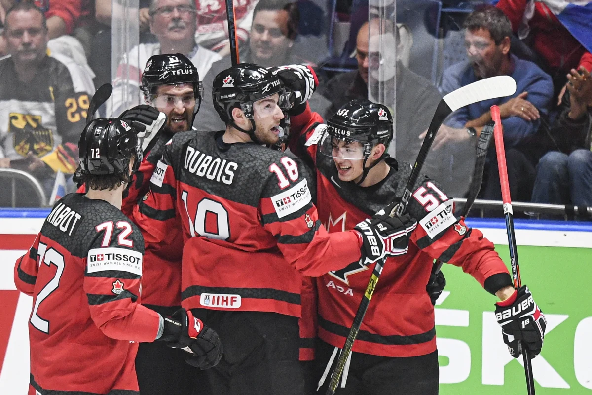 Kanada pokonała w Bratysławie Czechy 5:1 (1:0, 2:0, 2:1) w wieczornym półfinale mistrzostw świata w hokeju na lodzie. W finale zmierzy się z Finlandią, która wygrała wcześniej z Rosją 1:0 (0:0, 0:0, 1:0).
