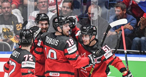 Kanada pokonała w Bratysławie Czechy 5:1 (1:0, 2:0, 2:1) w wieczornym półfinale mistrzostw świata w hokeju na lodzie. W finale zmierzy się z Finlandią, która wygrała wcześniej z Rosją 1:0 (0:0, 0:0, 1:0).