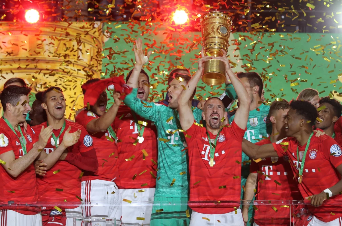 Robert Lewandowski zdobył dwie bramki, a jego Bayern Monachium pokonał RB Lipsk 3:0 w finale Pucharu Niemiec, który odbył się w Berlinie. Bawarczycy po raz dziewiętnasty triumfowali w tych rozgrywkach.