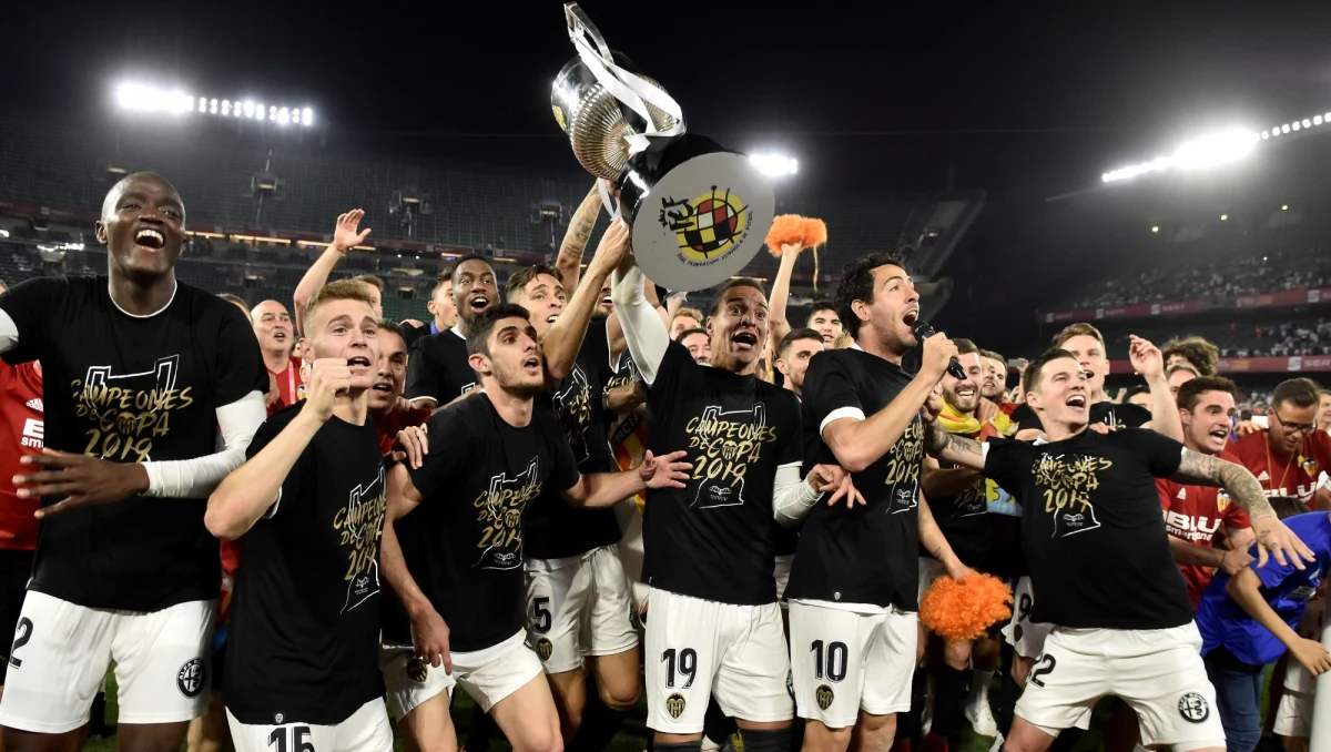 Piłkarze Valencii pokonali mistrza kraju Barcelonę 2:1 w finale Pucharu Hiszpanii, który odbył się na stadionie Betisu Sewilla. To ósmy triumf "Nietoperzy" w tych rozgrywkach, a pierwszy od 11 lat.