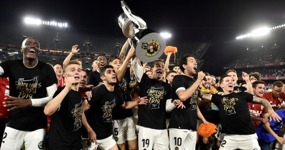 Piłkarze Valencii pokonali mistrza kraju Barcelonę 2:1 w finale Pucharu Hiszpanii, który odbył się na stadionie Betisu Sewilla. To ósmy triumf "Nietoperzy" w tych rozgrywkach, a pierwszy od 11 lat.