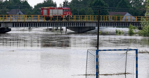 Blisko 240 interwencji straży pożarnej związanych z podtopieniami zanotowano ostatniej doby na Podkarpaciu. Strażacy m.in. wypompowują wodę z podtopionych budynków i monitorują wały przeciwpowodziowe. Przez biegnący w regionie odcinek Wisły przechodzi fala wezbraniowa.