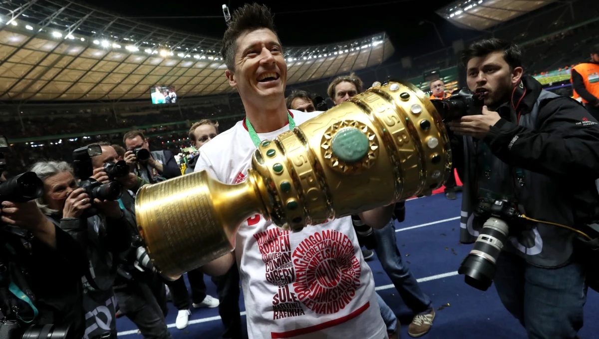 Kolejny spektakularny występ Roberta Lewandowskiego. Polak w finale Pucharu Niemiec strzelił dwie bramki, a jego Bayern Monachium pokonał RB Lipsk i po raz 19. zdobył trofeum.