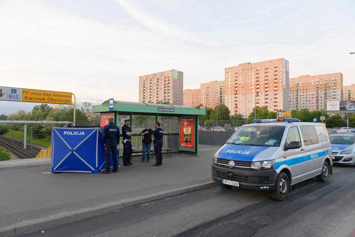 Najpewniej dopiero w poniedziałek odbędzie się przesłuchanie i przedstawienie zarzutów napastnikowi, który w sobotę późnym popołudniem śmiertelnie ranił nożem mężczyznę na przystanku w Poznaniu – poinformował rzecznik Prokuratury Okręgowej w Poznaniu.
