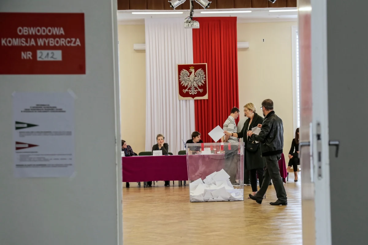 Do godz. 14.30 zanotowano 67 przypadków naruszenia prawa wyborczego. Najwięcej z nich dotyczyło usuwania lub uszkadzania ogłoszeń oraz agitacji - poinformowali przedstawiciele PKW. Jak mówili, we Wrocławiu jeden z mężów zaufania zauważył, że zastępca przewodniczącego obwodowej komisji wyborczej ukrył w kieszeni karty do głosowania.