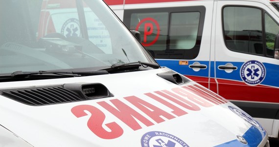 Groźny wypadek na krajowej "siódemce" na Mazowszu. W Rybitwach zderzyło się sześć samochodów osobowych i bus. Ucierpiała kobieta prowadząca jedno z uczestniczących w karambolu aut.