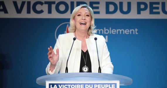 Skrajnie prawicowe Zgromadzenie Narodowe (RN) Marine Le Pen RN zdobyło od 24 do 26 mandatów i wyprzedziło w wyborach do PE partię prezydenta Emmanuela Macrona LREM, której przypadnie od 20 do 24 miejsc - wynika z sondażu exit poll ośrodków Elabe i Ifop Fiducial.
