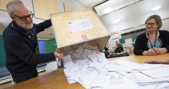 Rządzący Szwecją socjaldemokraci zwyciężyli w niedzielnych wyborach do PE i zdobyli 25,1 proc. głosów. Na drugim miejscu jest liberalno-konserwatywna Umiarkowana Partia Koalicyjna, która otrzymała 17,6 proc. głosów - wynika z exit poll telewizji publicznej SVT.