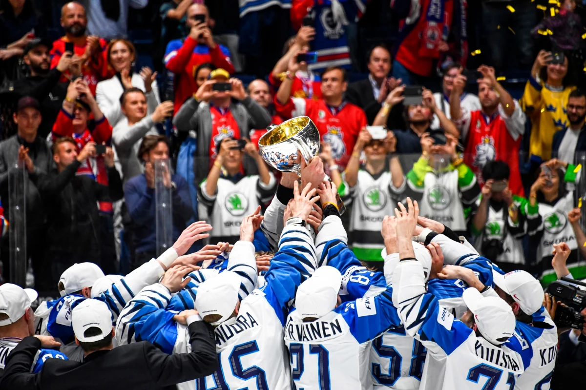 Finowie pokonali w Bratysławie Kanadyjczyków 3:1 (0:1, 1:0, 2:0) w finale mistrzostw świata w hokeju na lodzie. Suomi wywalczyli tytuł po raz trzeci w historii. W meczu o brązowy medal ekipa Rosja wygrała po karnych z Czechami 3:2.