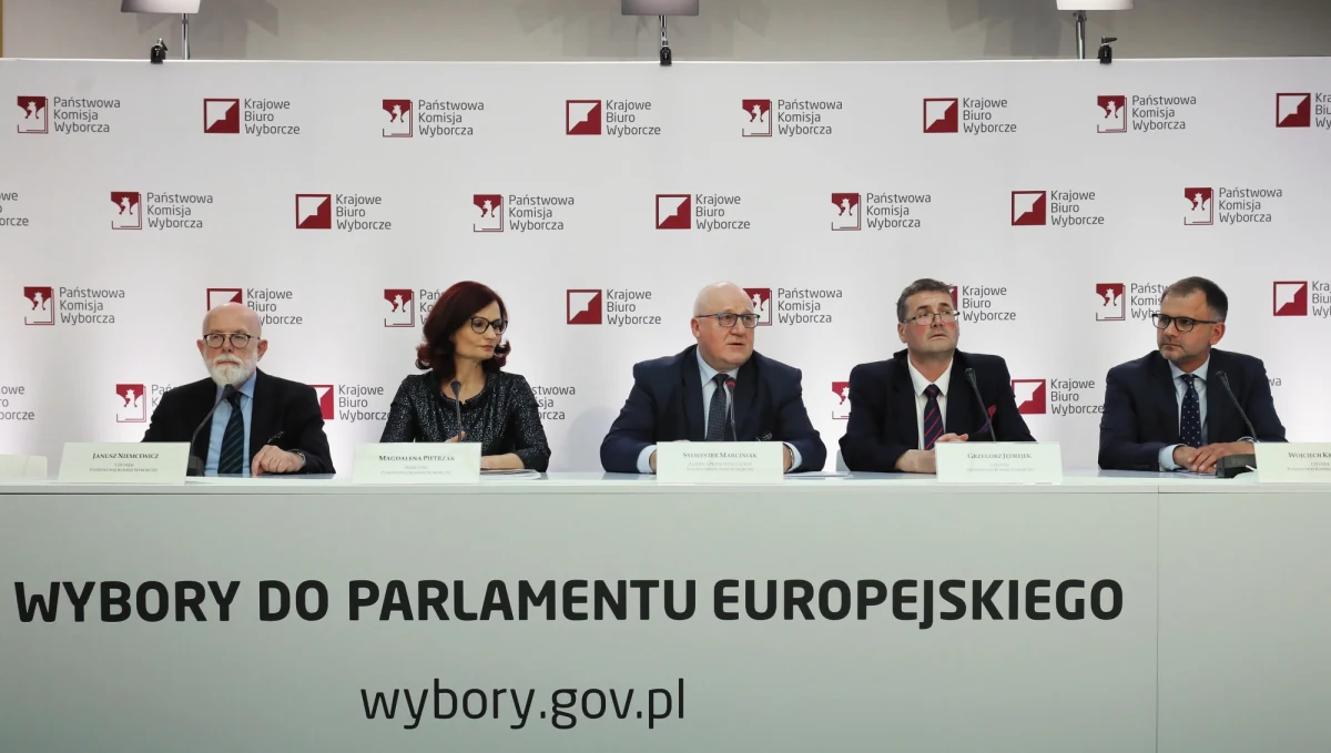 Ostateczne wyniki w wyborach do Parlamentu Europejskiego zostaną podane możliwie najszybciej, to kwestia godzin - podkreślił na poniedziałkowej porannej konferencji prasowej wiceprzewodniczący Państwowej Komisji Wyborczej Sylwester Marciniak.