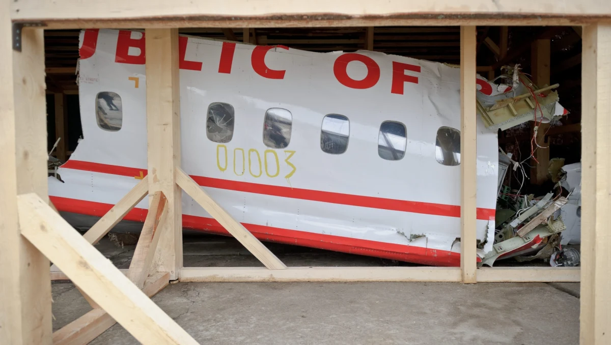 Grupa polskich prokuratorów i techników kryminalistycznych zakończyła w poniedziałek pierwszy dzień pracy przy wraku samolotu Tu-154M na terenie lotniska wojskowego Smoleńsk Północny. Samochód śledczych opuścił lotnisko przed godz. 18 czasu polskiego. Nie podano żadnych szczegółów na temat zakresu i czasu pracy przedstawicieli prokuratury. Nieoficjalnie wiadomo, że będą w Smoleńsku do końca tygodnia.