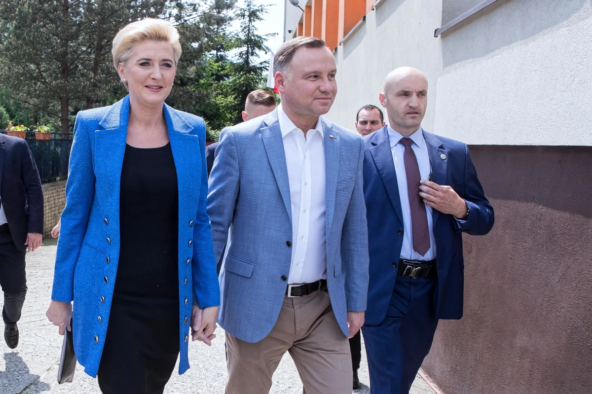 Frekwencja w wyborach do Parlamentu Europejskiego fenomenalnie wysoka, pokazuje, że nasza demokracja się ugruntowuje, pokazuje też dojrzałość naszego społeczeństwa; bardzo dziękuję Polakom za wielką odpowiedzialność, którą na siebie wzięli - oświadczył prezydent Andrzej Duda.