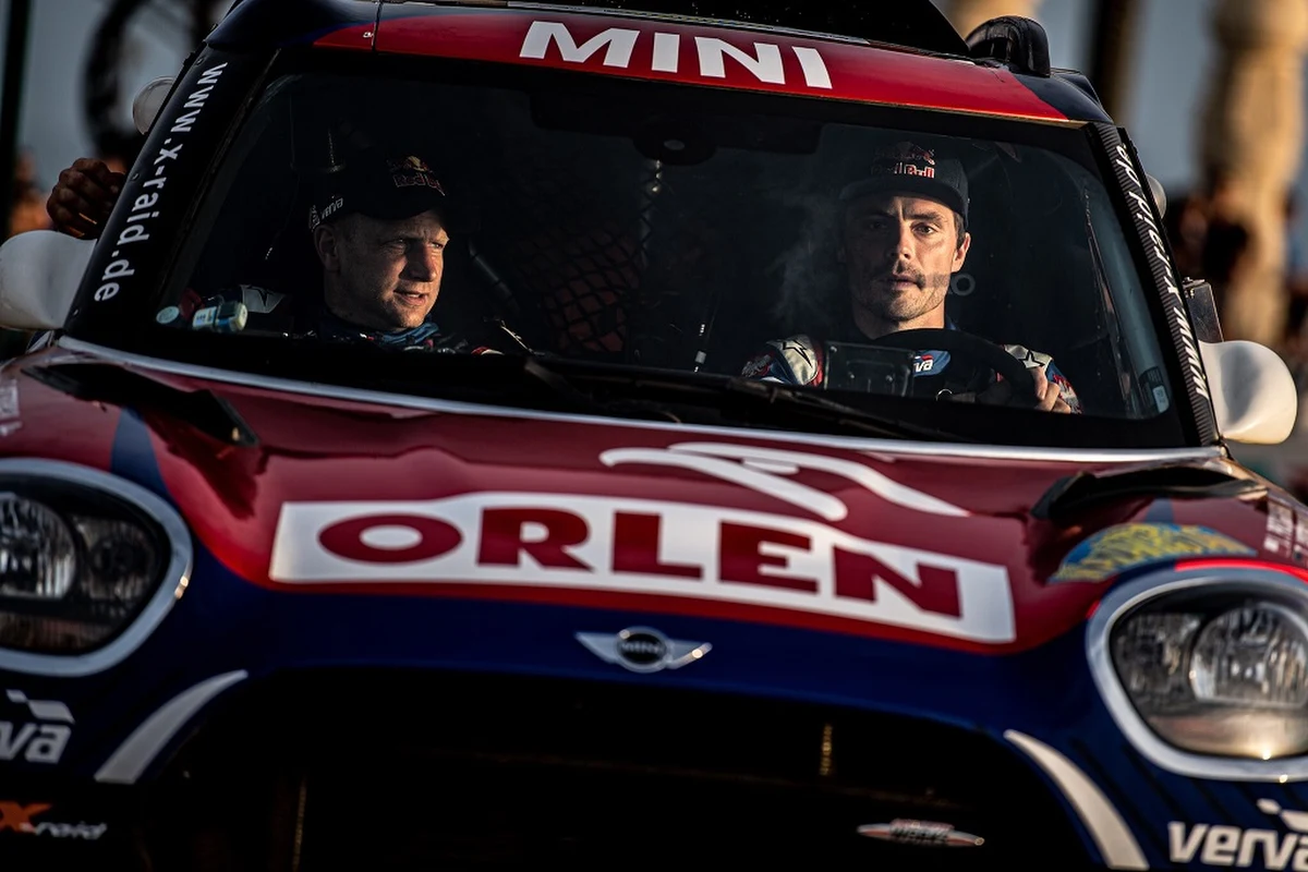 Kuba Przygoński i Timo Gottschalk udanie rozpoczęli sześciodniowe zmagania w Rajdzie Kazachstanu. Załoga ORLEN Team przyjechała na metę pierwszego etapu z trzecim czasem. 