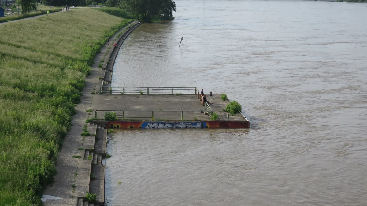 W poniedziałek o godz. 20 zostaną zamknięte wejścia na bulwary nad Wisłą. Ma to związek z przejściem fali wezbraniowej na Wiśle przez stolicę - poinformował warszawski Ratusz.