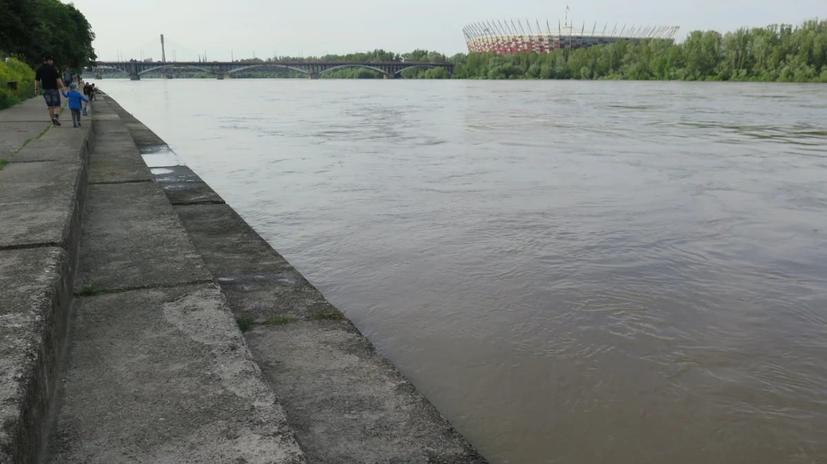 IMGW wydało ostrzeżenia drugiego stopnia przed wezbraniem z przekroczeniem stanów ostrzegawczych w rzekach na Lubelszczyźnie, Dolnym Śląsku i Mazowszu. Kulminacja wezbrania na Wiśle powoli przesuwa się poza lubelski odcinek i we wtorek ma się pojawić w Warszawie - podaje instytut.