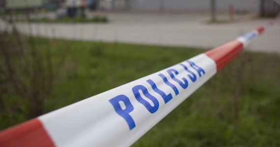 24-letni mężczyzna zaatakował nożem swoich rodziców w Biłgoraju na Lubelszczyźnie. Jego matka zmarła na miejscu, a ojciec walczy o życie w szpitalu. Napastnik został zatrzymany. 