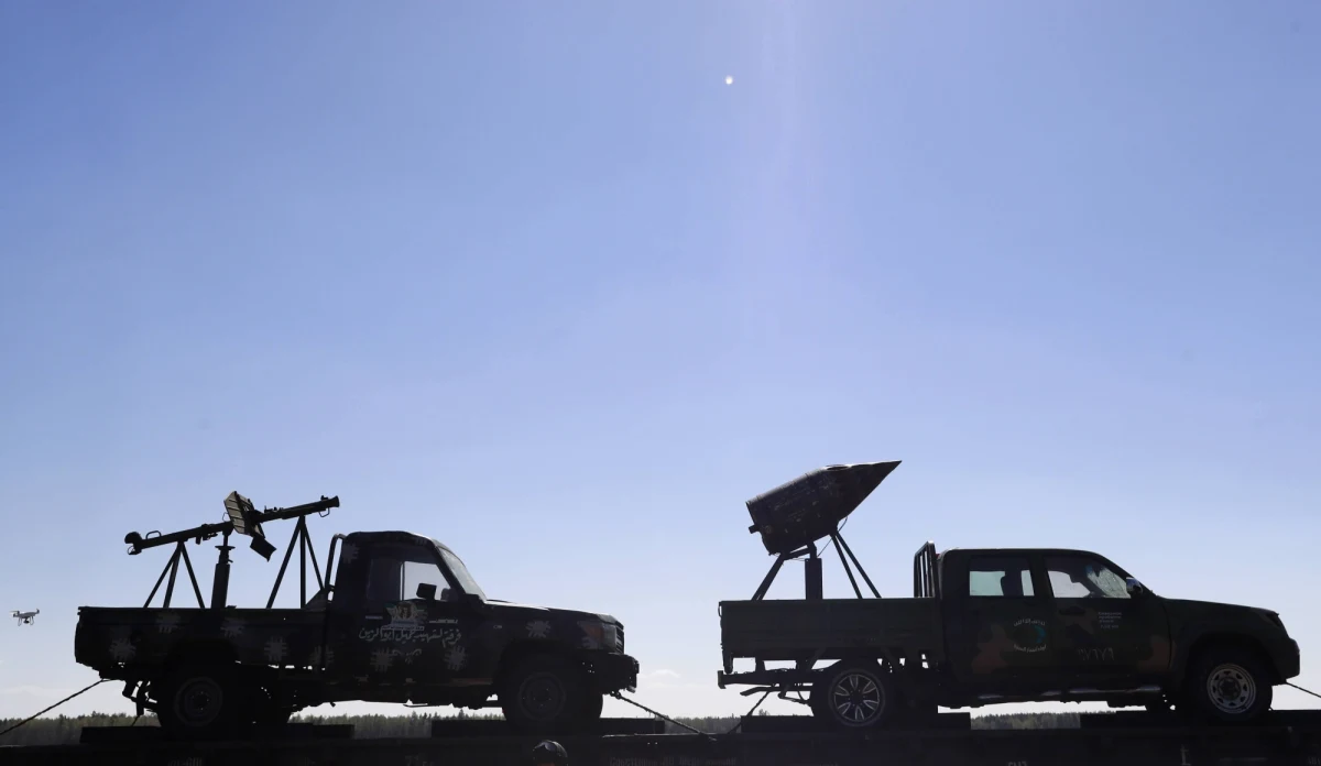 Izraelska rakieta spadła na terytorium sąsiadującej ze Wzgórzami Golan muhafazy Al-Kunajtira w południowo-zachodniej Syrii - poinformowała syryjska agencja Sana. Agencje piszą, że trafiony został wojskowy samochód; jeden żołnierz zginął i jeden został ranny.