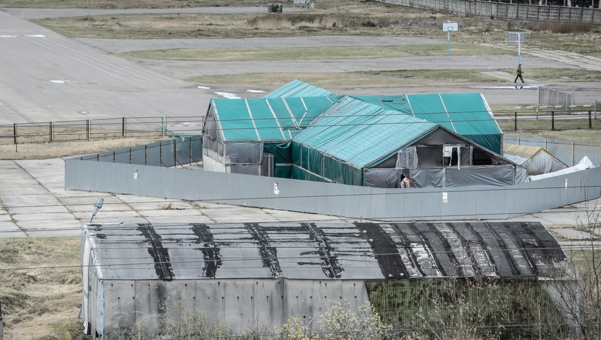 Polscy prokuratorzy i technicy kryminalistyczni rozpoczęli we wtorek rano drugi dzień pracy w Smoleńsku, gdzie na terenie lotniska wojskowego prowadzą oględziny wraku Tu-154M. Według nieoficjalnych informacji prace te będą prowadzić przez cały tydzień.