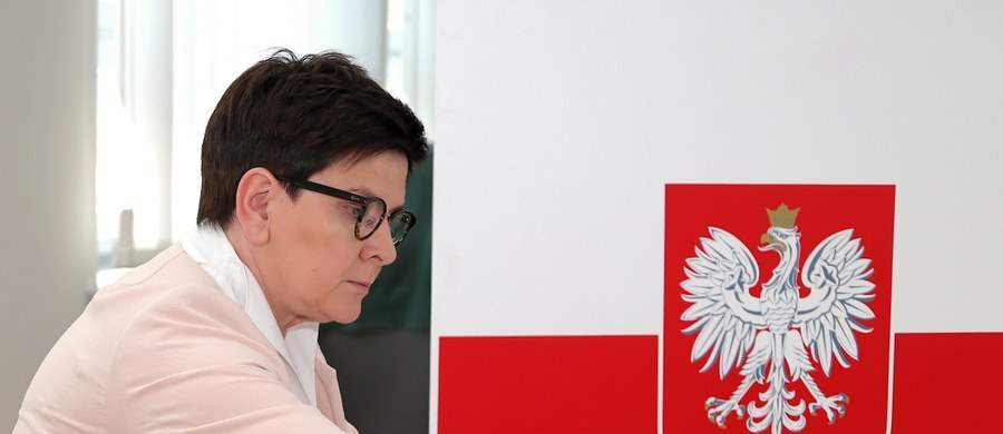 "Czas Donalda Tuska w polskiej polityce się skończył, bo rzeczywiście był on w tę kampanię zaangażowany mocno. Liczył, że będzie tym zbawcą, który wjedzie na białym koniu. Ale Polacy w to nie uwierzyli" - stwierdziła w rozmowie z Onetem wicepremier Beata Szydło. "Platforma ma sporo problemów, w tym kwestię pozycji obecnych liderów. Jednak nie sądzę, aby Donald Tusk wziął teraz odpowiedzialność za przegraną partię" - oceniła.