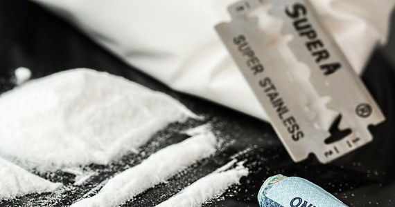 Pasażer zmarł na pokładzie samolotu lecącego z Meksyku do Japonii. Sekcja zwłok wykazała, że przyczyną śmierci było przedawkowanie narkotyków. Japończyk przemycał w żołądku 246 kapsułek z kokainą. 