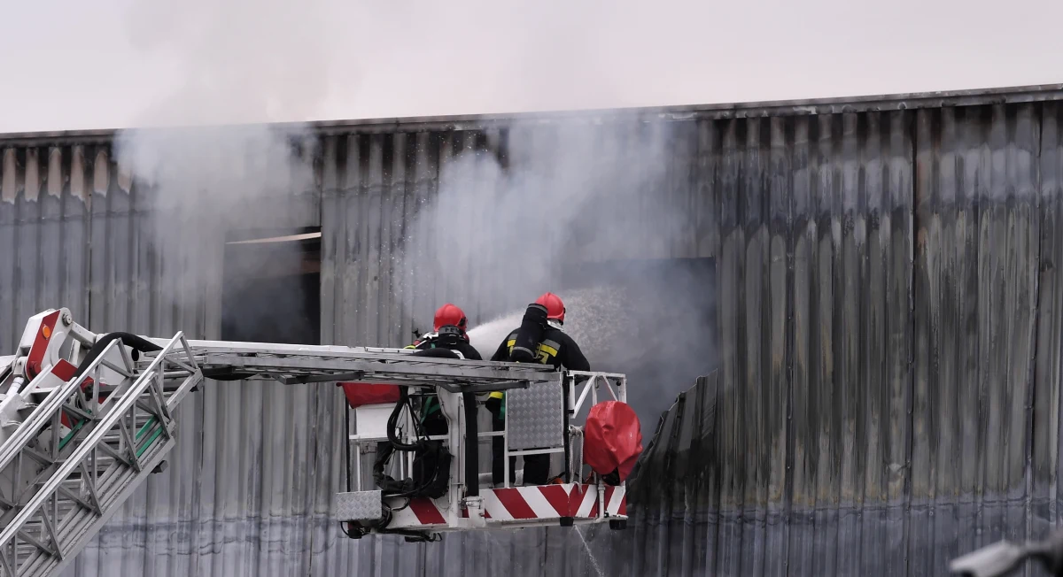 Nawet do środy może potrwać dogaszanie i akcja strażaków w miejscu pożaru zakładu produkującego mrożonki w Skórczu na Pomorzu. Od wczorajszej nocy strażacy walczą tam z ogniem. 
