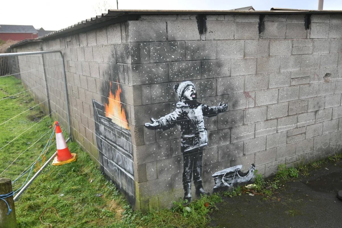 W walijskim Port Talbot rozpoczęła się operacja przeniesienia graffiti Banksy'ego do galerii w centrum miasta. Malowidło przedstawia chłopczyka cieszącego się z padającego śniegu. Powstało na ścianach garażu. Śnieg, namalowany na prostopadłej ścianie, okazuje się być sadzą z buchającego pieca. 