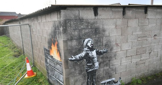 W walijskim Port Talbot rozpoczęła się operacja przeniesienia graffiti Banksy'ego do galerii w centrum miasta. Malowidło przedstawia chłopczyka cieszącego się z padającego śniegu. Powstało na ścianach garażu. Śnieg, namalowany na prostopadłej ścianie, okazuje się być sadzą z buchającego pieca. 