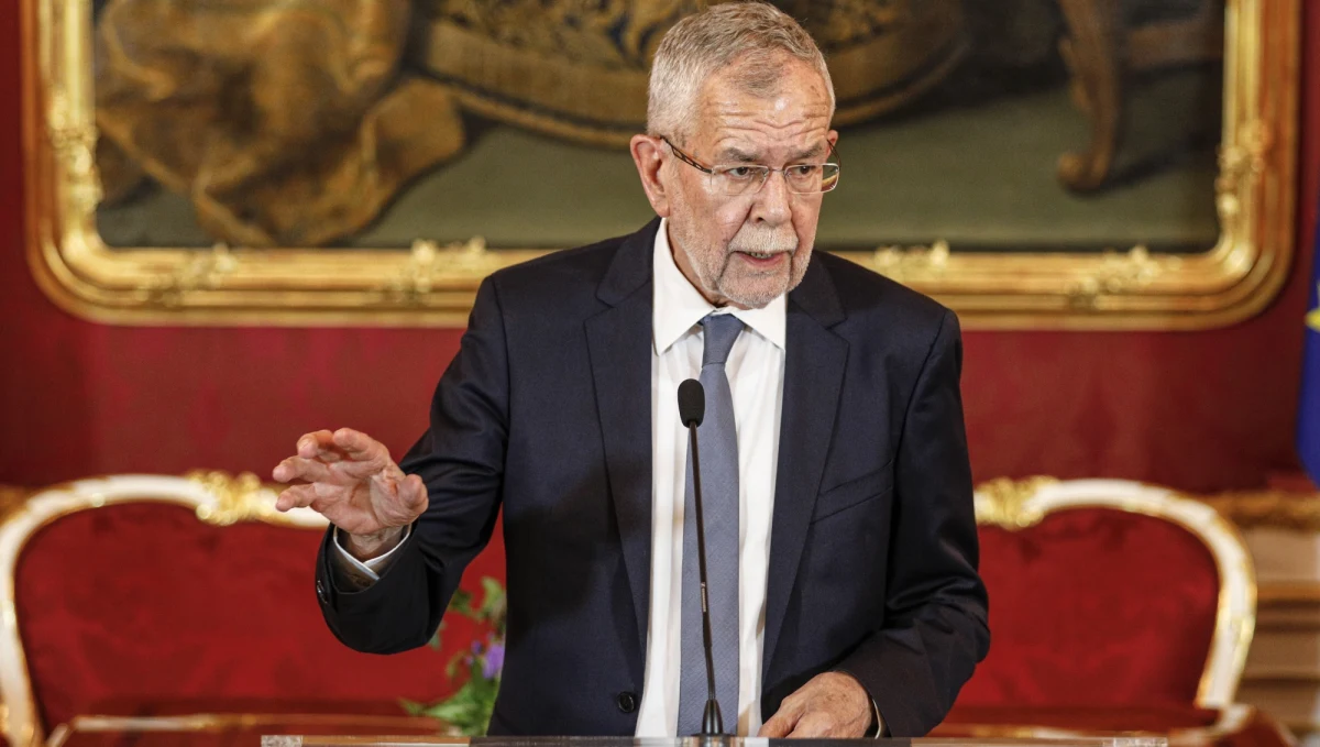 Prezydent Austrii Alexander Van der Bellen zgodnie z zapowiedzią odwołał we wtorek rząd kanclerza Sebastiana Kurza. Pełnienie obowiązków kanclerza tymczasowo powierzył dotychczasowemu ministrowi finansów Hartwigowi Loegerowi z Austriackiej Partii Ludowej (OeVP).