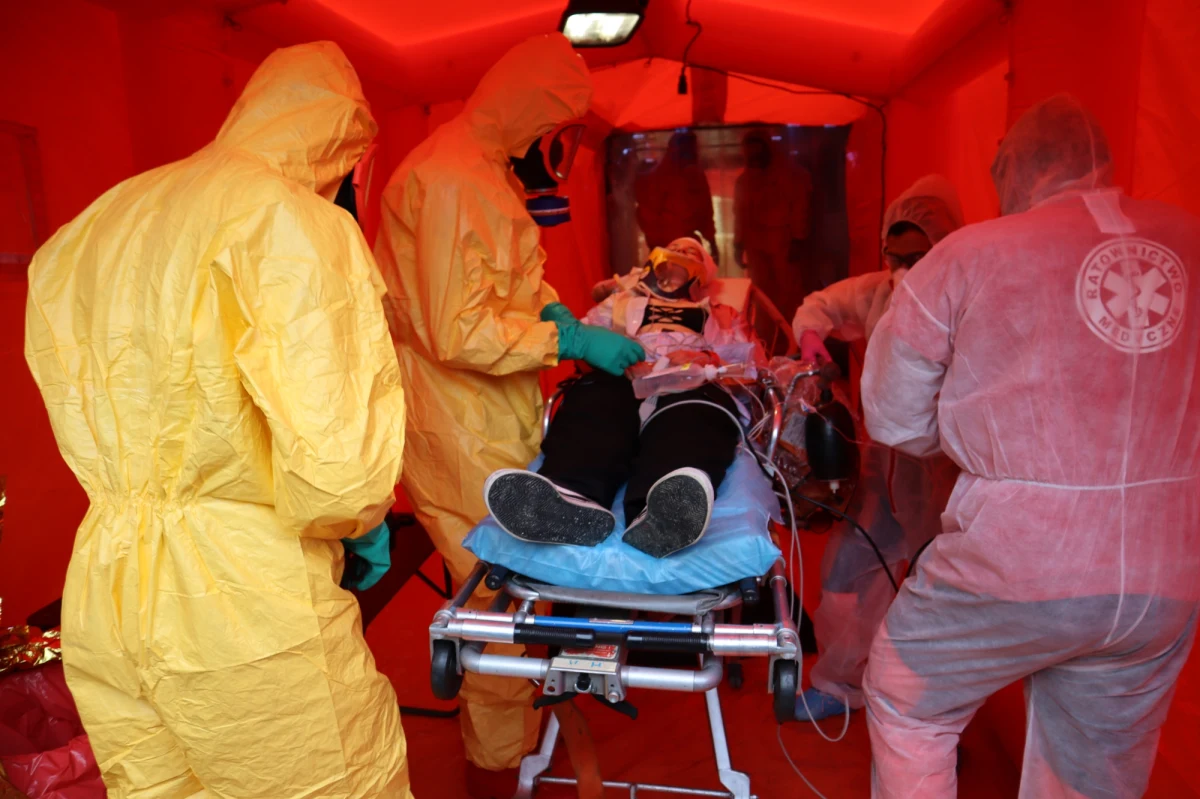 Były to pierwsze na Warmii i Mazurach ćwiczenia dotyczące skażenia chemicznego na tak dużą skalę. W Olsztynie strażacy we współpracy z dwoma szpitalami przetestowali wspólną pomoc osobom poszkodowanym w wypadku drogowym.