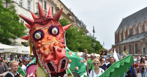 Kolorowe smocze święto już po raz 19. ruszy ulicami Krakowa 1 i 2 czerwca. Tematem tegorocznej edycji jest "W czterdzieści smoków dookoła świata".