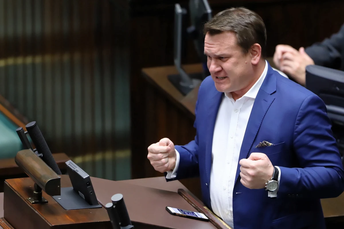 Dzisiaj wygasły mandaty 18 posłów wybranych do Parlamentu Europejskiego - poinformowało Centrum Informacyjne Sejmu. Jak podkreśliło: w sejmowych ławach na Wiejskiej pozostaje na razie poseł PiS Dominik Tarczyński - do Brukseli przeniesie się on dopiero po ewentualnym brexicie.