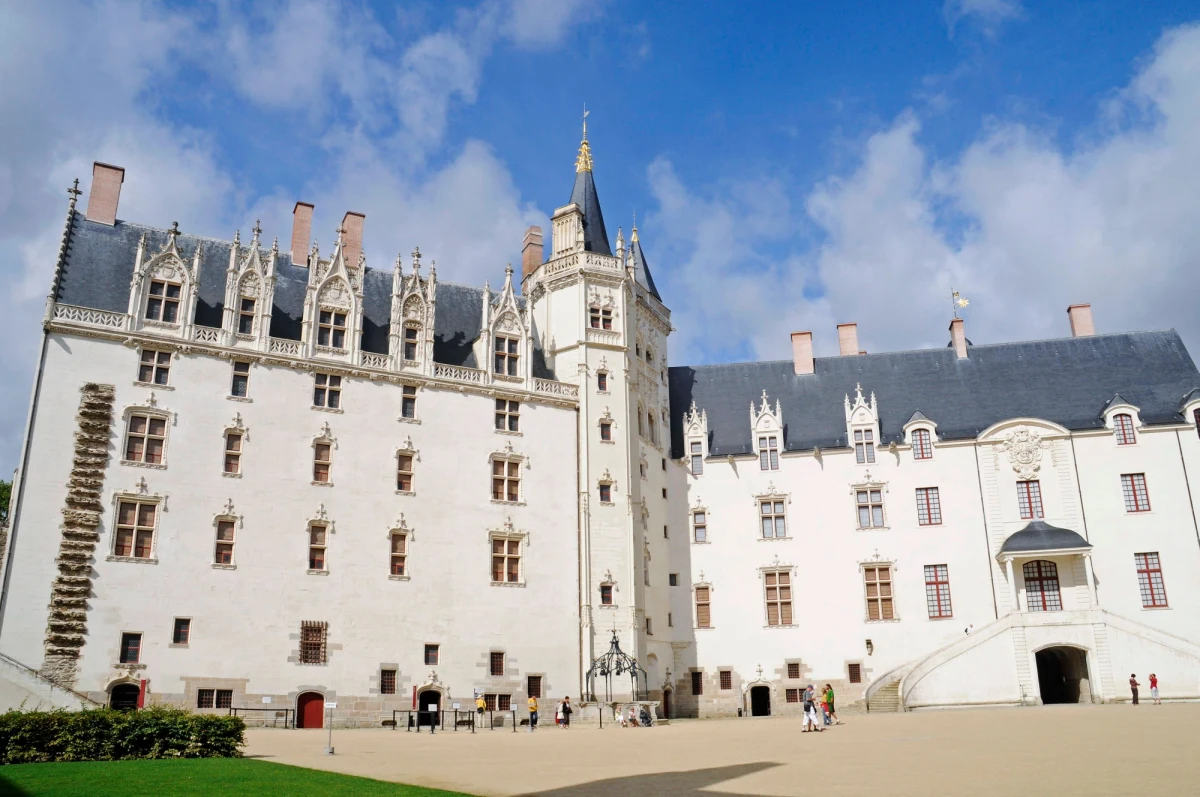 Sądowy finał zuchwalej kradzieży złotego relikwiarza królowej Francji Anny Bretońskiej w muzeum w Nantes. Jak przekonywał sprawca - ukradł ten XVI-wieczny eksponat „bez namysłu”, bo był „olśniony jego pięknem”.