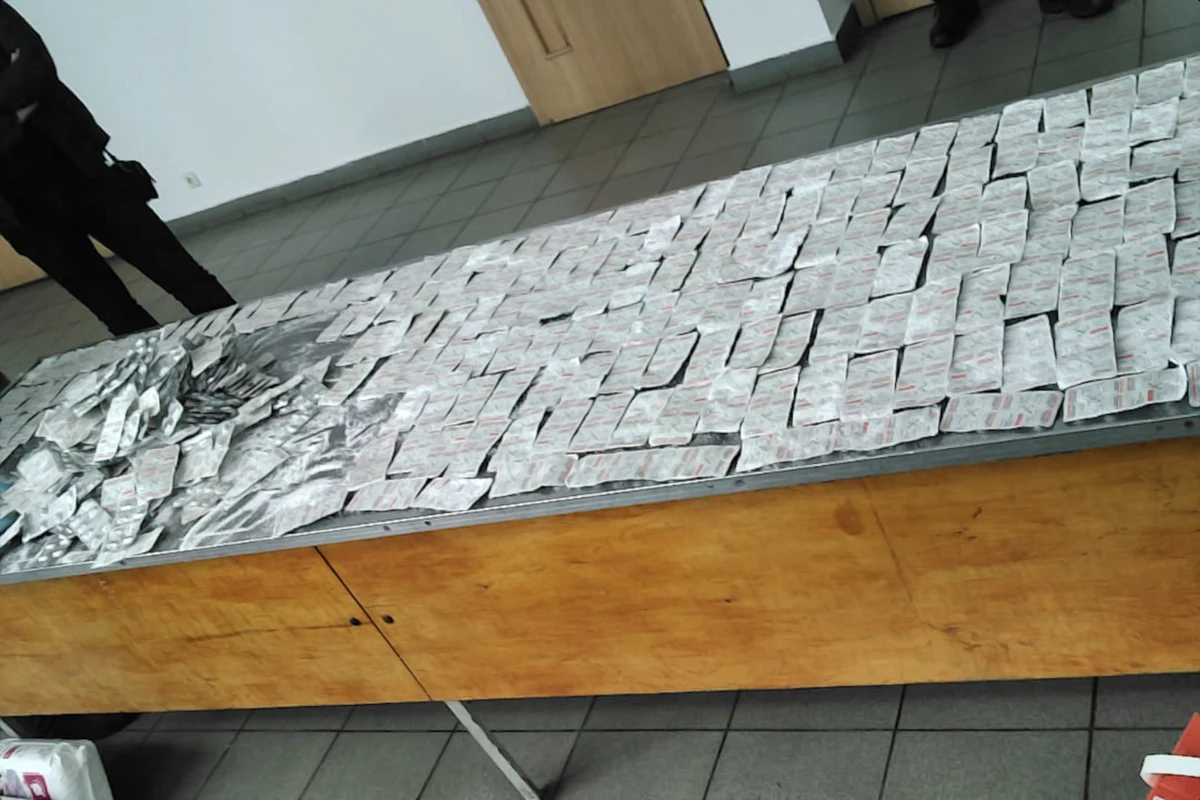 Dzięki współpracy międzynarodowych służb, udało się rozbić grupę przestępczą, która rozprowadzała substancję psychotropową. Chodzi o buprenorfinę. Z ustaleń CBŚP oraz funkcjonariuszy francuskich i ukraińskich wynikało, że substancja była przemycana z Francji m.in. przez Polskę. Miała trafić na Ukrainę. 