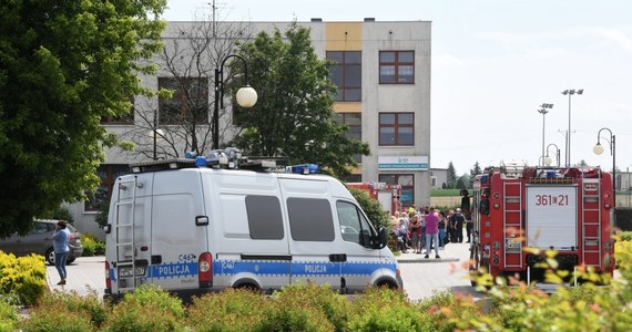 Sąd zdecydował o tymczasowym areszcie dla sprawcy ataku na szkołę w Brześciu Kujawskim. Marek N. trzy miesiące spędzi na oddziale psychiatrii sądowej w areszcie śledczym w Szczecinie. Wcześniej mężczyzna usłyszał zarzuty. Przedwczoraj 18-letni były uczeń szkoły podstawowej wtargnął do budynku z bronią. Postrzelił uczennicę oraz pracownicę szkoły. Wczoraj do późnych godzin wieczornych trwało jego przesłuchanie. 