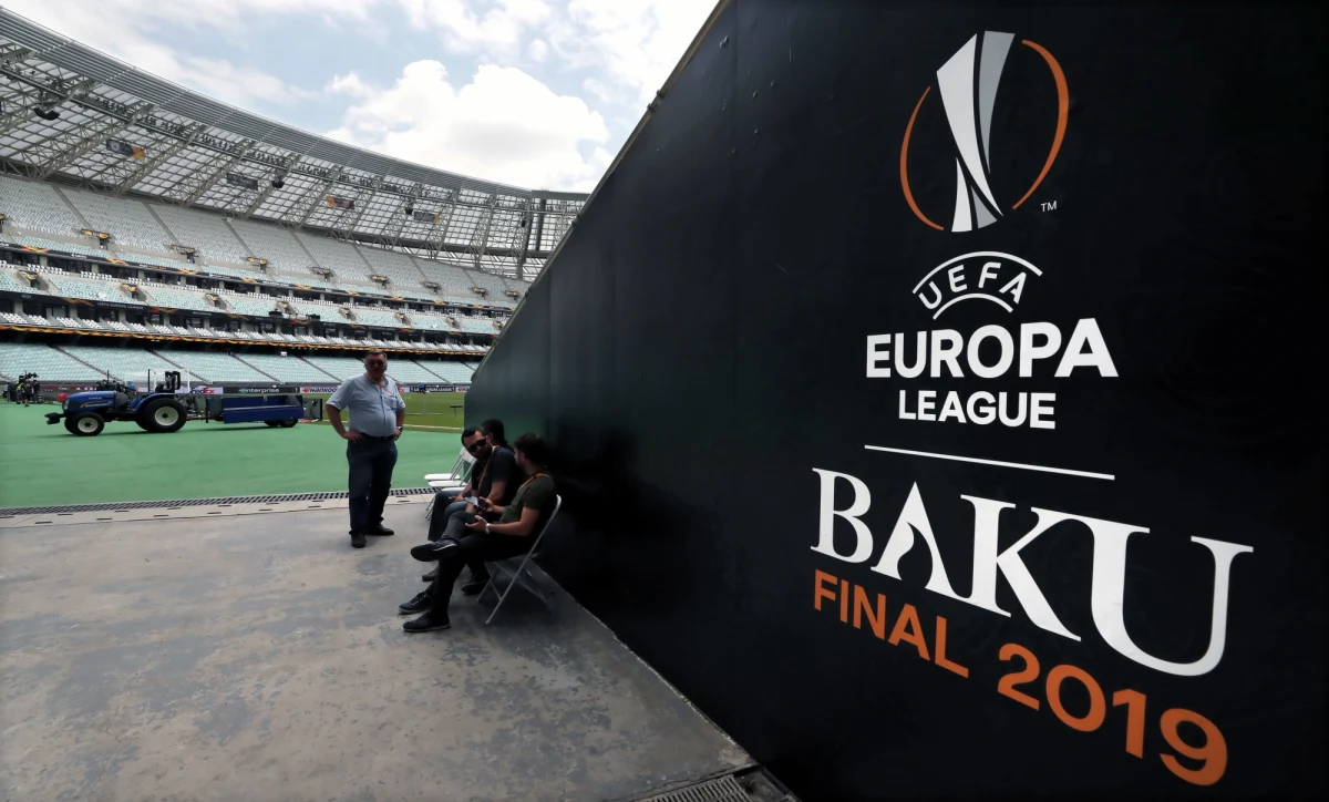 Po raz pierwszy w historii Ligi Europy i wcześniejszego Pucharu UEFA w finale rozgrywek zagrają dwie drużyny z jednego miasta. O triumf zagrają Chelsea i Arsenal. Dla obu drużyn to szansa na pierwsze w sezonie trofeum. Dla "Kanonierów" dodatkowo ważna będzie walka o przepustkę do Ligi Mistrzów, której nie udało się zdobyć w Premier League. 