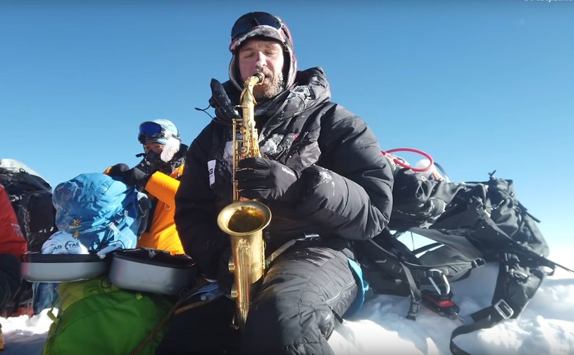 Każdy z setek turystów, którzy wybierają się na Mount Everest ma własne powody, by zdobyć ten wierzchołek. Ostatnio zagraniczne media donoszą, że tegoroczny maj jest czasem wyjątkowego oblężenia drogi na najwyższy szczyt świata. Jeden ze śmiałków, Norweg Hkon Erlandsen, wspiął się na górę, by zagrać własną kompozycję na saksofonie.