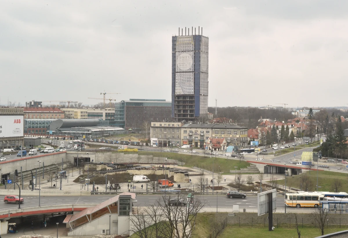 Około 200 działek i nieruchomości należących do Krakowa próbują przejąć przez zasiedzenie inwestorzy i osoby prywatne. Tylko w ciągu ostatnich 10 lat podjęto w stolicy małopolski ponad trzy tysiące prób przejęcia gruntów w ten sposób. Około 300 z nich zakończyło się sukcesem. Czasem wystarczyło posadzić rabarbar, postawić wóz cyrkowy czy po prostu ogrodzić teren- donosi portal Onet. 