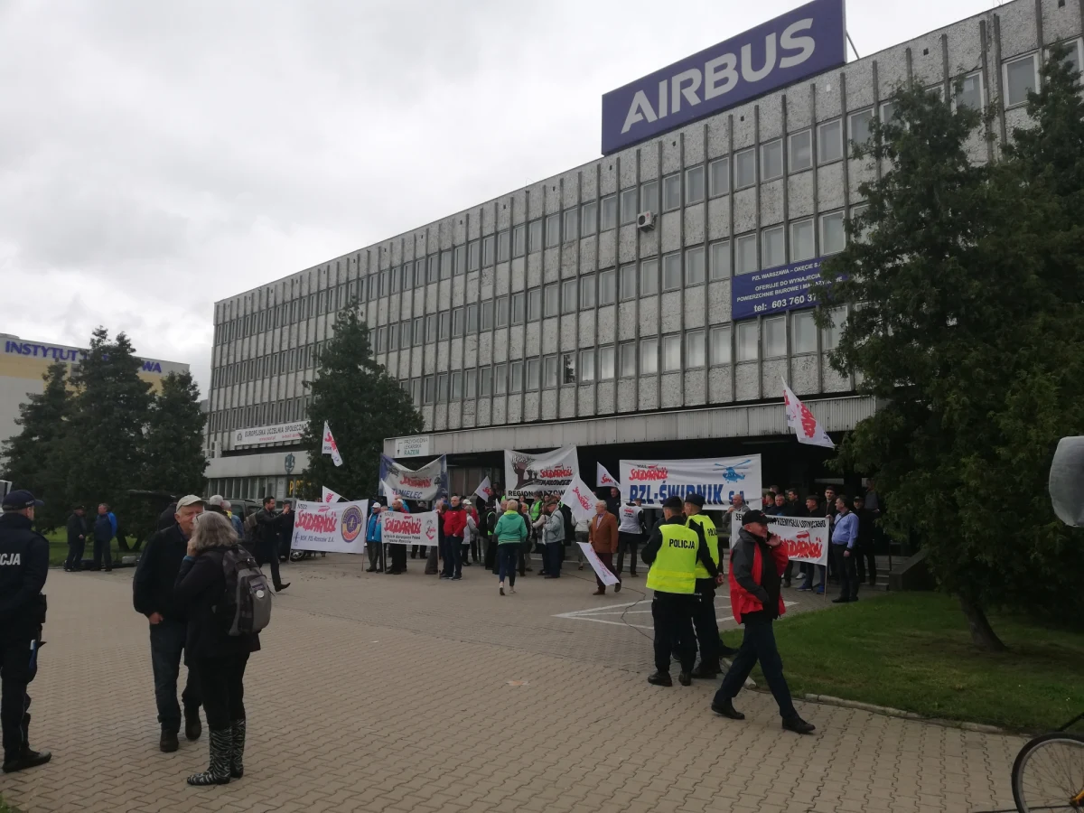 Kilkudziesięciu związkowców protestuje przed siedzibą Airbus Polska w Warszawie. W firmie od wczoraj trwa strajk okupacyjny. Pikietujący domagają się spełnienia postulatów strajkujących i przestrzegania praw związkowych.