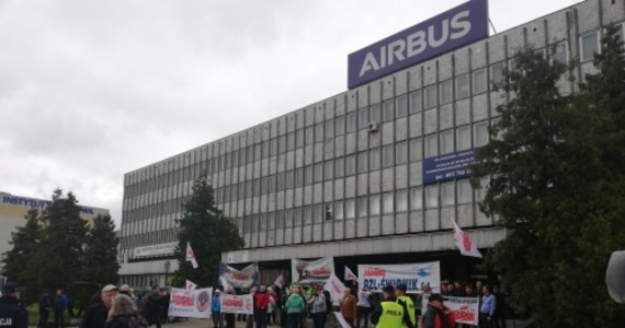 Kilkudziesięciu związkowców protestuje przed siedzibą Airbus Polska w Warszawie. W firmie od wczoraj trwa strajk okupacyjny. Pikietujący domagają się spełnienia postulatów strajkujących i przestrzegania praw związkowych.